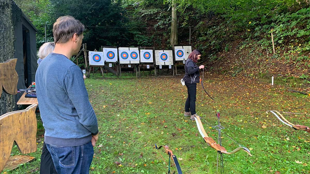 iTanum Teamevent Bogenschießen - Einweisung mit Elke